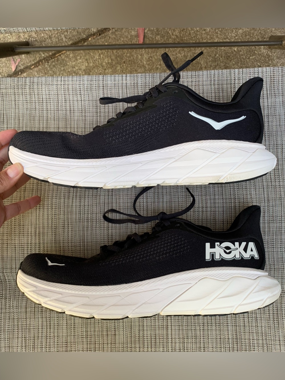 Hoka One One Arahi 7 Women's 10D Sneakers Black White Running Comfort Breathable